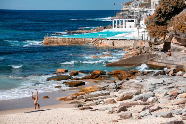 Bondi Beach Austrália Agosto 2018 Turistas Locais Desfrutam Piscinas Iceberg — Fotografia de Stock