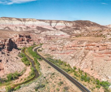 Yol boyunca Kanyon, gün batımında panoramik havadan görünümü.