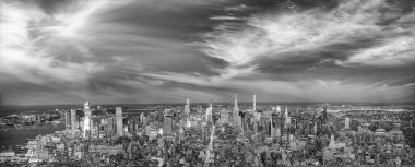 Muhteşem gece ışıkları Midtown Manhattan, New York şehrinin havadan görünümü.