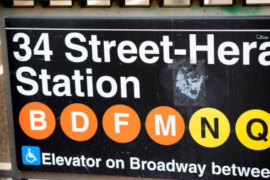 New York City - 30 Kasım 2018: Metro giriş işareti Herald Meydanı'nda. Metro şehrin taşımak için en hızlı yoludur.
