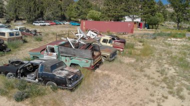 Utah, Amerika Birleşik Devletleri - Haziran 2018: Vintage eski arabalar şehir dışında terkedilmiş arabası park yerinde.