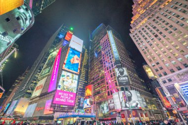 New York City - 30 Kasım 2018: Times Square reklamlar bir kış gecesi. Times Square Manhattan bir turistik cazibe olduğunu.
