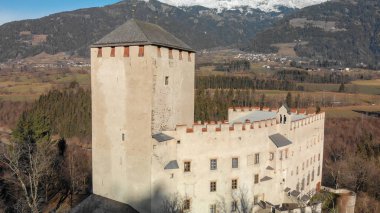 Kışın, Avusturya Lienz Castle havadan görünümü.