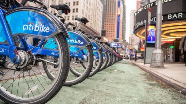 New York City - 30 Kasım 2018: Manhattan Citibike Kiralama istasyonu. Citi bisiklet özel sektöre ait bir kamu bisiklet paylaşım sistemi mi.