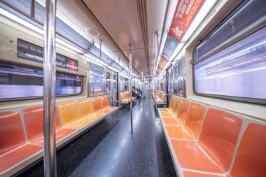 New York City - Aralık 2018: İç New York City metro treninin, geniş açılı görünüş.