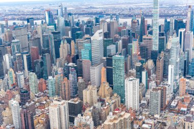Manhattan Skyline kış sezonu, New York City helikopter havadan görünümü.