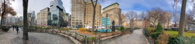 New York City - 6 Aralık 2018: Panoramik turist Union Square Park boyunca. Şehir her yıl 50 milyon turist çeken.