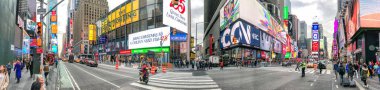 New York City - 30 Kasım 2018: Times Square reklamlar, panoramik. Şehir her yıl 50 milyon turist çeken.