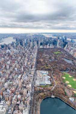 Central Park ve Manhattan Skyline kış sezonu, New York City helikopter havadan görünümü.