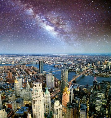 Brooklyn, Manhattan ve Williamsburg Köprüsü gece, New York şehrinin - ABD Hava görünümünü şaşırtıcı.
