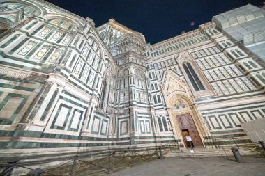 Floransa Duomo adlı gece, dış görünümü.