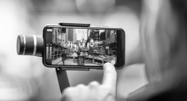 Times Square fotoğraflarını hareket eden aygıt ve sabitleyici ile turizm.