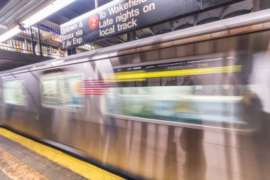 New York City - 1 Aralık 2018: Metro tren hamlede hızlı istasyonu. 1904 yılında açıldı, New York City Metro dünyanın en eski toplu taşıma sistemlerinden biridir.
