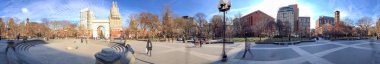 New York City - 6 Aralık 2018: Panoramik turist Washington Square Park boyunca. Şehir her yıl 50 milyon turist çeken.