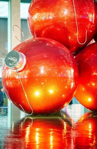 Reuze Kerstballen Het Stadsplein — Stockfoto
