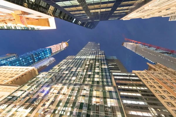 Manhattan Rascacielos Por Noche Vista Desde Calle Nueva York Estados —  Fotos de Stock