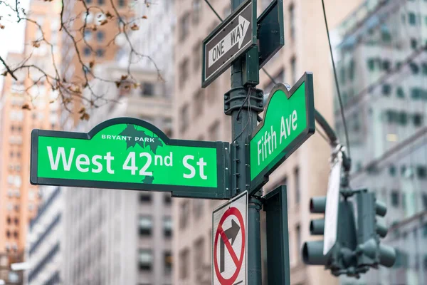 42Nd Street 5Th Avenue Street Signs New York City — Stock Photo, Image