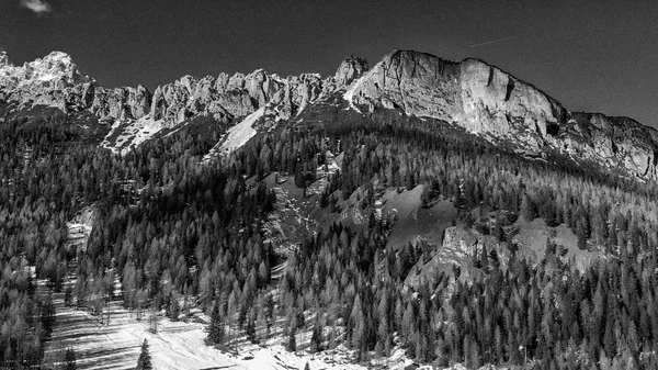 Vista Aérea Los Alpes Dolomitas Invierno Con Bosque Lago — Foto de Stock