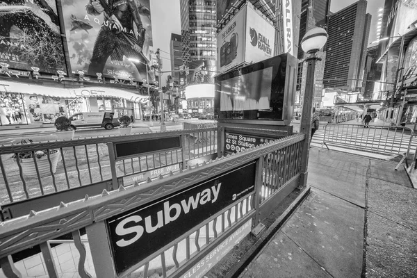 纽约市 2018年11月30日 黎明时地铁站入口 地铁是曼哈顿最常用的公共机场 — 图库照片