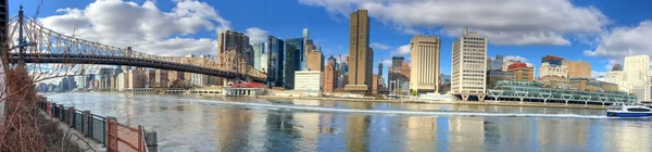 Midtown Manhattan Doğu Nehri Roosevelt Adası Üzerinden Panoramik Güneşli Bir — Stok fotoğraf