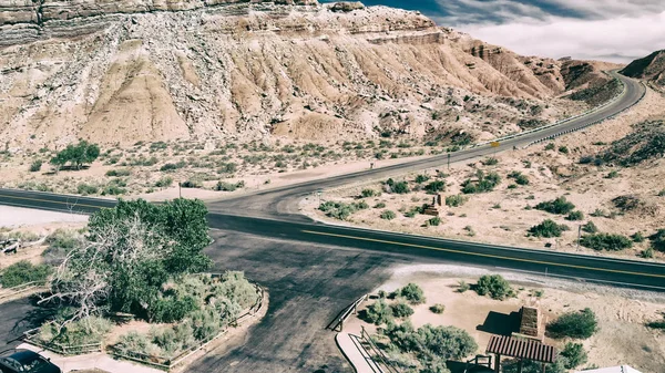 Güzel Yol Geçiş Kanyon Dağlar Havadan Görünümü — Stok fotoğraf