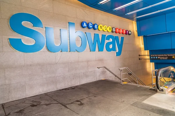 ニューヨーク シティ 2018 地下鉄サインはタイムズ スクエアの入り口 1904 年に開かれたニューヨーク市地下鉄は世界の最も古い公共の交通システムの一つ — ストック写真