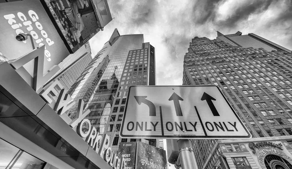 Nueva York City Noviembre 2018 Anuncios Times Square Día Invierno — Foto de Stock