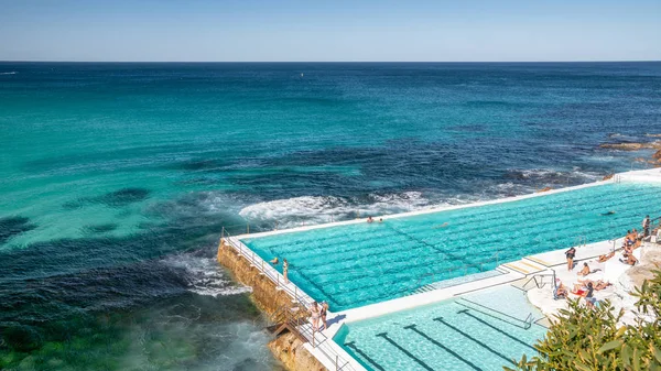 Bondi Beach Australia Sierpień 2018 Turystów Mieszkańców Korzystać Basenem Góry — Zdjęcie stockowe