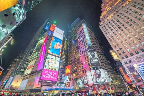 纽约市 2018年11月30日 时代广场冬季之夜的广告 时代广场是曼哈顿的主要旅游景点 — 图库照片