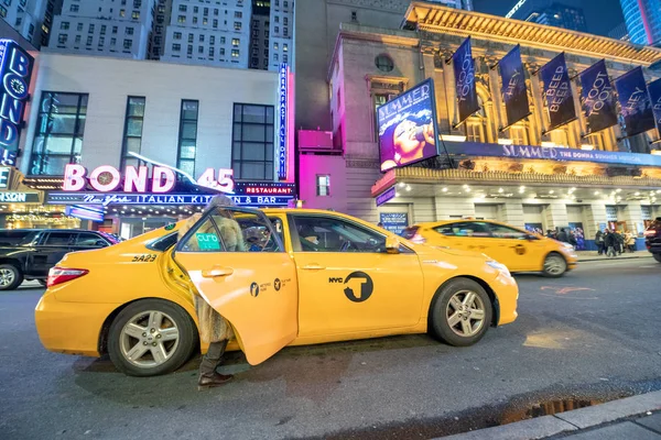 New York City November 2018 Night Traffic Tourist Entering Cab — Stock Photo, Image