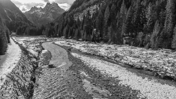 Dolomiti Italia Alpi Inverno Con Foresta Fiume Vista Aerea — Foto Stock