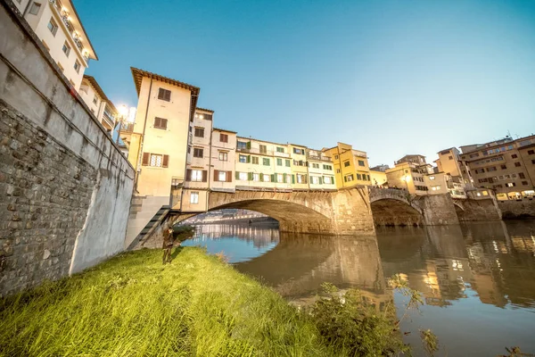 Река Арно Старый Мост Травой Переднем Плане Понте Веккьо Флоренции — стоковое фото