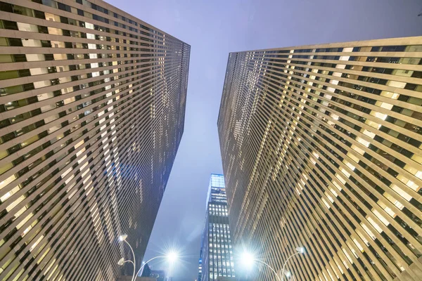 Ψηλοί Ουρανοξύστες Του Μανχάταν Βράδυ Δείτε Από Δρόμο — Φωτογραφία Αρχείου
