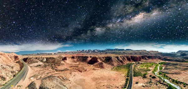 Droga Przez Kanion Panoramiczny Widok Lotu Ptaka Pięknej Nocy — Zdjęcie stockowe