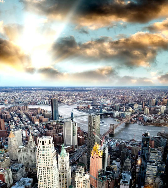 ブルックリン マンハッタン ウィリアムズバーグ橋の夕日 ニューヨークの素晴らしい空中風景 — ストック写真