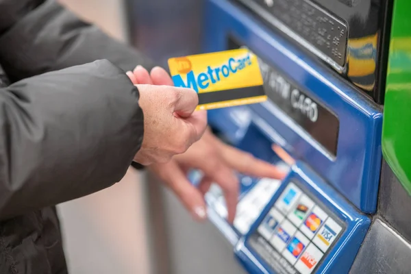 New York City Dezember 2018 Frau Lädt Ihre Metrocard Tankstelle — Stockfoto