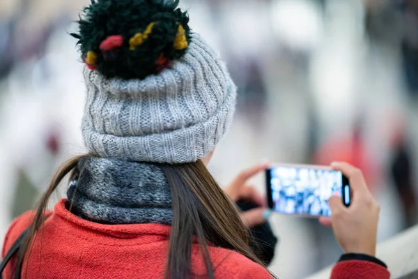 Lány Visel Téli Kalap Hogy Képek Mobil Telefon Belsejében Található — Stock Fotó