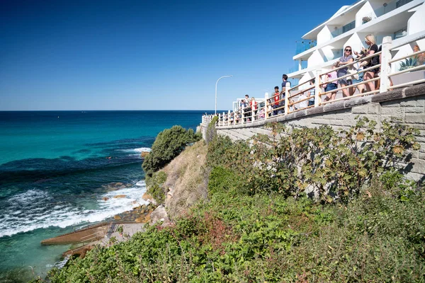 Bondi Beach Australia Sierpień 2018 Turystów Mieszkańców Korzystać Basenem Góry — Zdjęcie stockowe