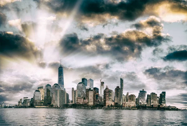 曼哈顿市中心的天际线 从游船的日落全景 — 图库照片