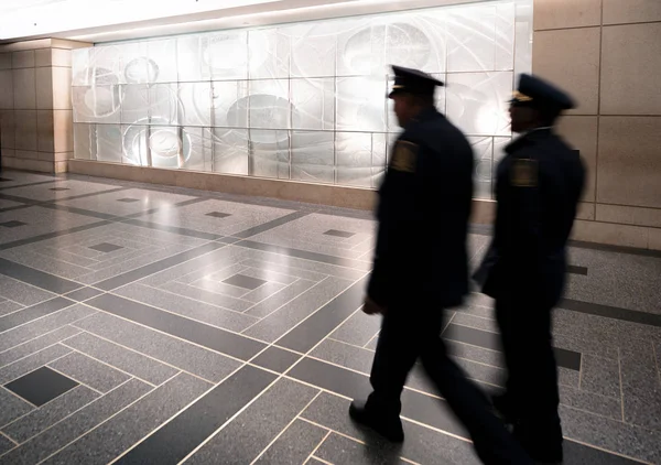 Agenti Polizia Che Camminano Dentro Stazione Principale Vista Offuscata — Foto Stock