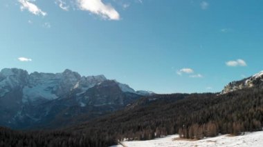 Dağlar ve vadiler Misurina, İtalyan Alplerinin ortasından havadan görünümü