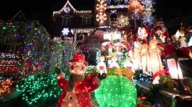Dyker Heights, Ny - 6 Aralık 2018: Dyker Heights Noel ışıkları şirin küçük tatil sezonu için Brooklyn'de dekore evleri alanıdır