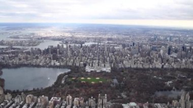 Helikopter bir bulutlu kış gününde Central Park ve Manhattan hava manzarası