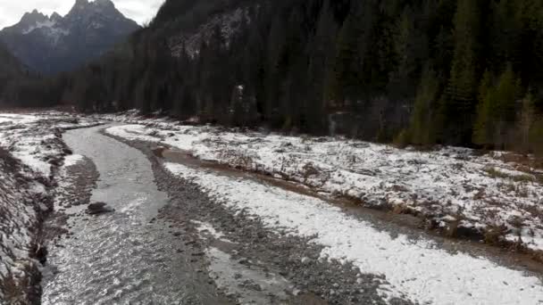 Δολομίτες Στην Ιταλία Στις Άλπεις Χειμώνα Δάσος Και Ποτάμι Αεροφωτογραφία — Αρχείο Βίντεο