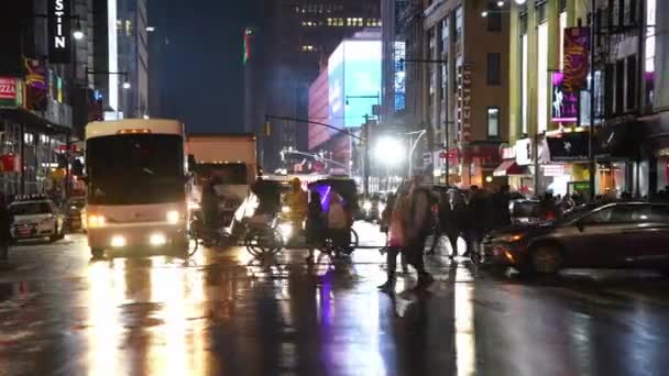 ニューヨーク市 12月 2018 雨の夜に横断する人々とマンハッタン通りの美しい夜の航空写真 その都市は毎年5000万人の人々を魅了する — ストック動画