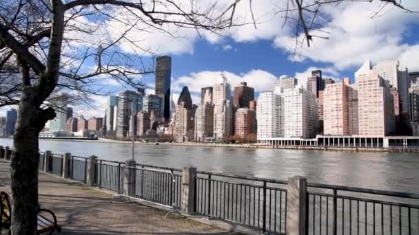 Amazing View Manhattan Skyline Roosevelt Island Sunny Winter Day New — ストック動画