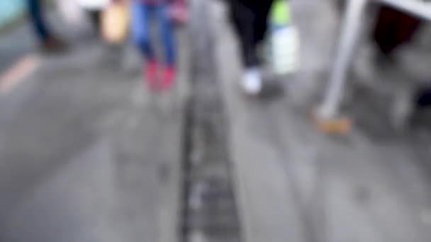 Visão Desfocada Primeira Pessoa Pessoas Andando Rua Noite — Vídeo de Stock
