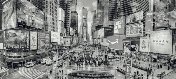 New York City - 30 Kasım 2018: Duffy Meydanı insanlarla. Şehir her yıl 50 milyon turist çeken.