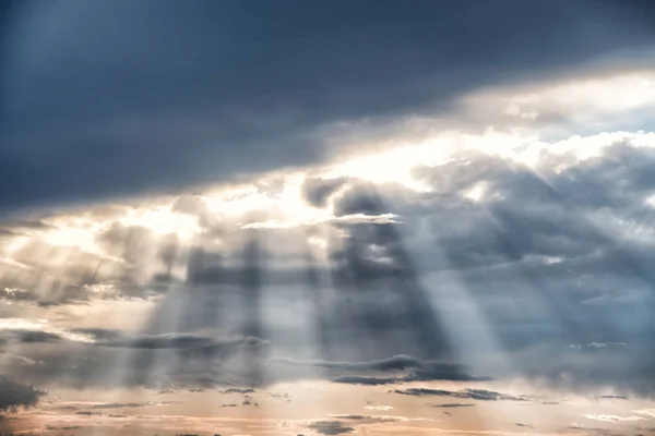 Sonnenstrahlen Filtern Durch Dicke Wolken — Stockfoto