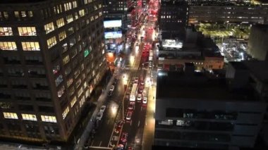 New York City - Aralık 2018: Güzel gece hava görünümünü Manhattan Caddesi trafik kavşaklarda. Şehir her yıl 50 milyon kişi çekiyor
